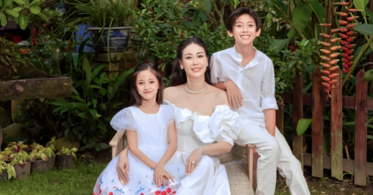 Hoa hậu Hà Kiều Anh đưa con đến nơi 